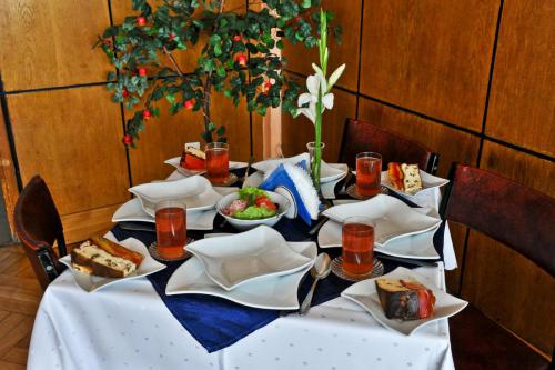 Stół na stołówce