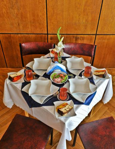 Stół na stołówce